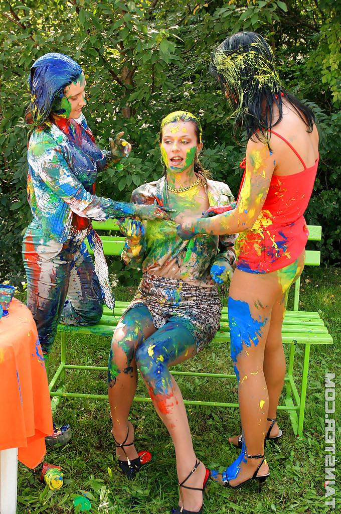 16P Playful european fetish ladies have some messy body art fun at the poolside