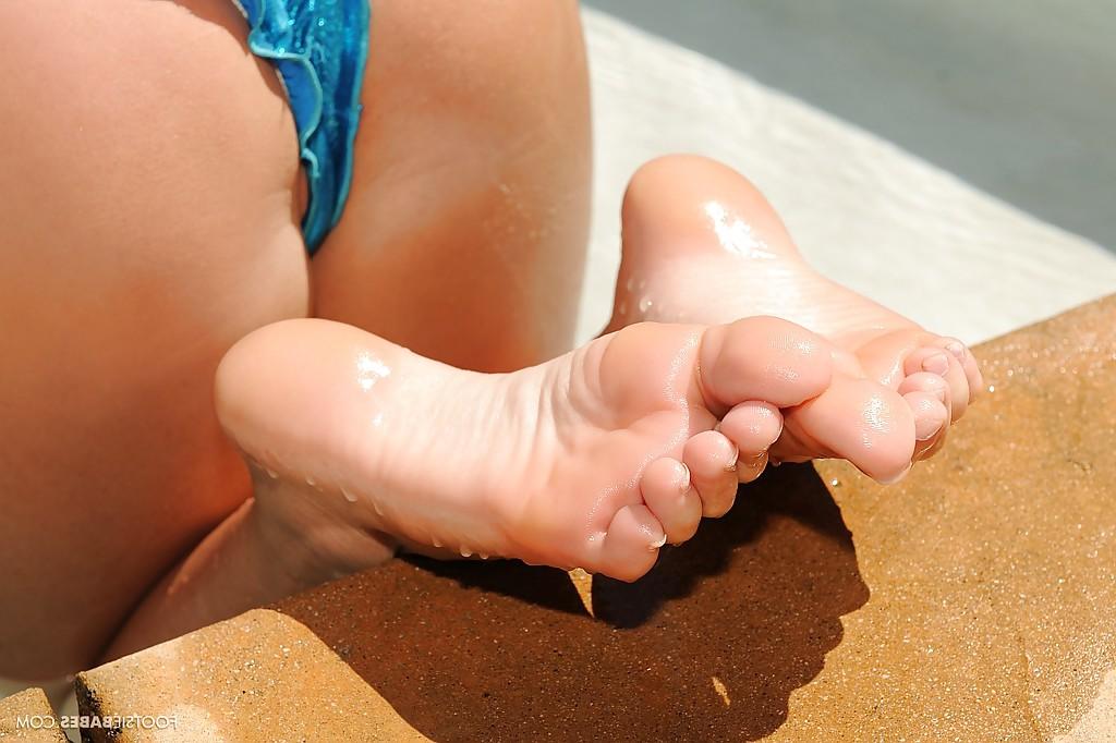 16P Big tits blondie Tasha Reign is showing her fascinating feet