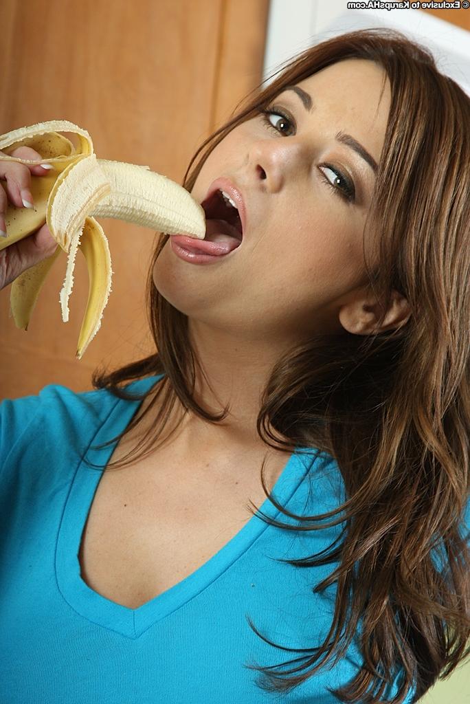 16P Smoking hot amateur brunette Taylor Vixex playing with a banana