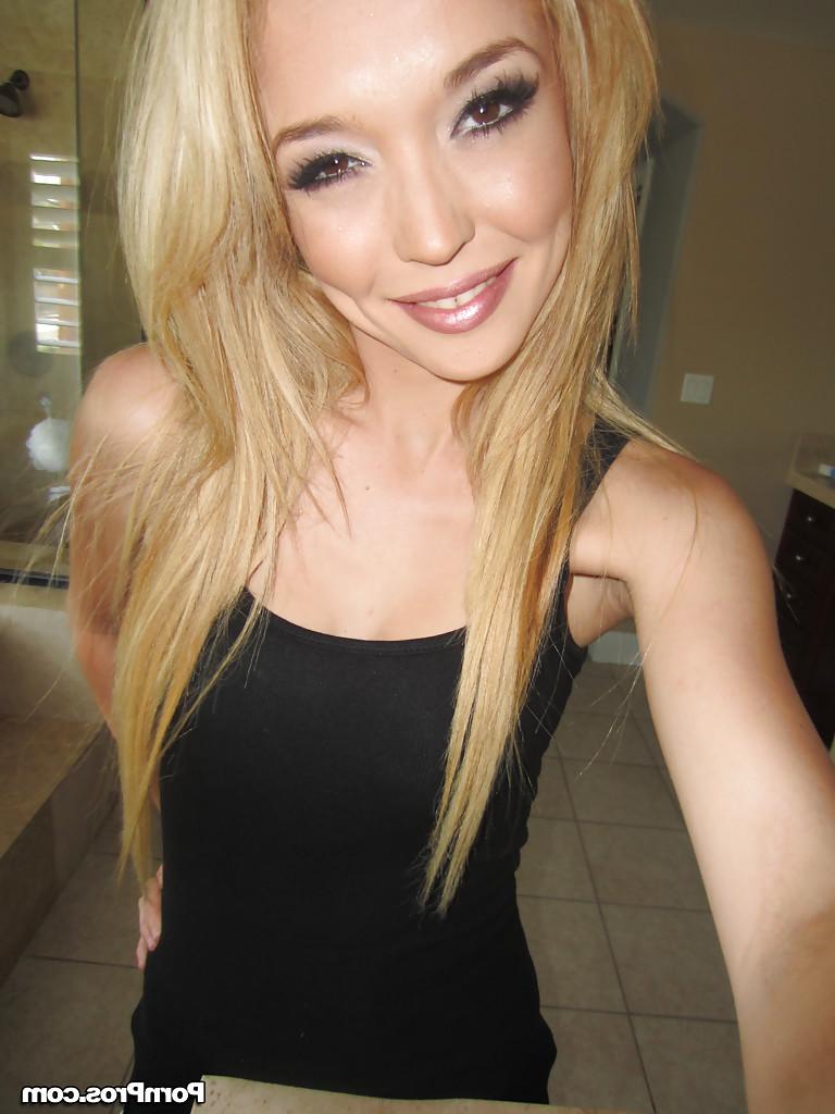 16P Blonde girlfriend Tiffany Fox is revealing her big tits in close up