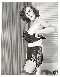 25P Lovely vintage women 19