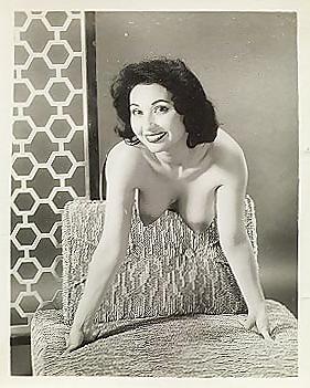 25P Lovely vintage women 19