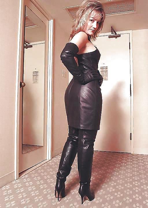 15P Mature in pantyhose
