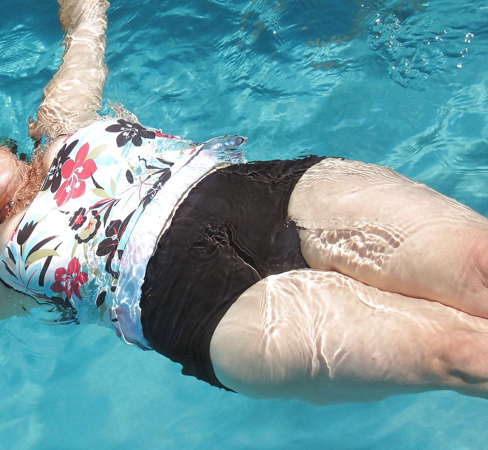 25P Michelle at the pool mmmmmmmmmmmmmmm F'n sexy!