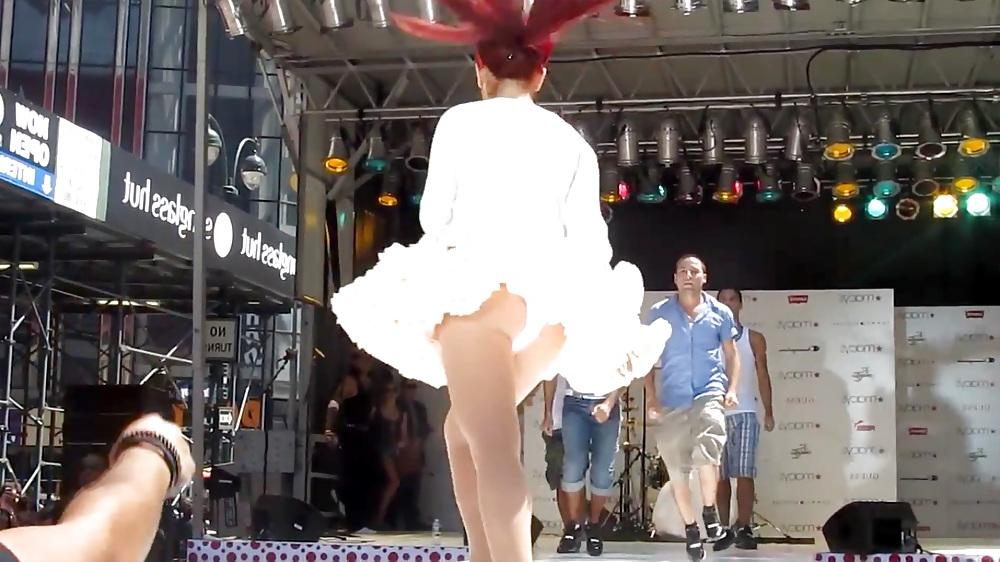7P Ariana Grande Upskirt Ass During a Soundcheck NY