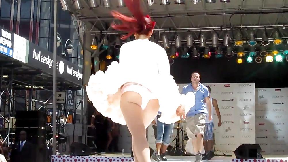 7P Ariana Grande Upskirt Ass During a Soundcheck NY