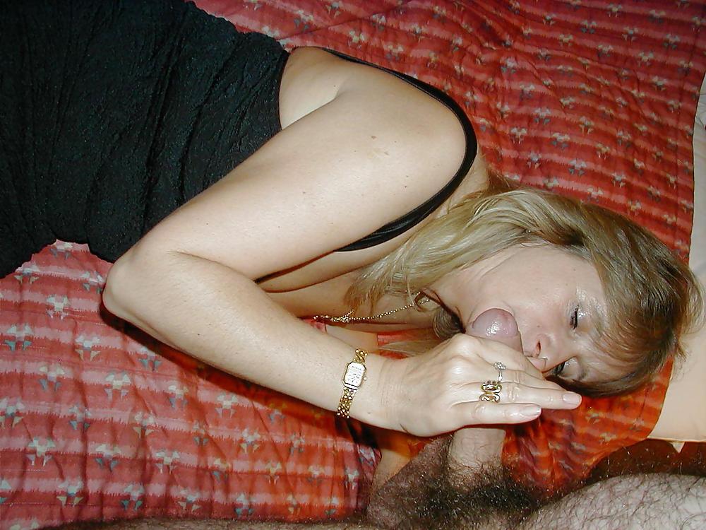 25P BEAUTIFUL HORNY MILF LOVE SUCKING