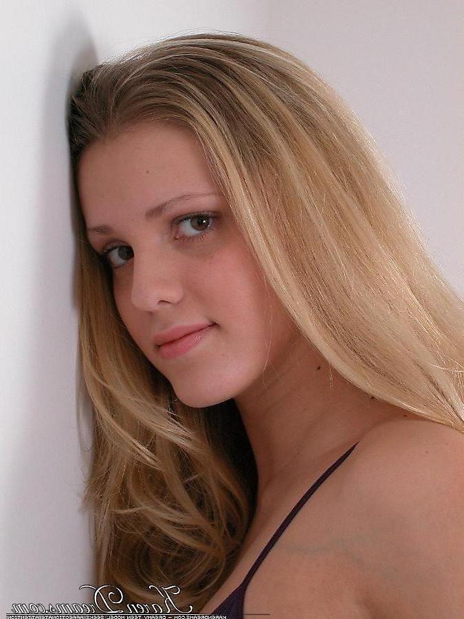 20P Pictures of teen Karen Dreams showing her pre-boob-job tits