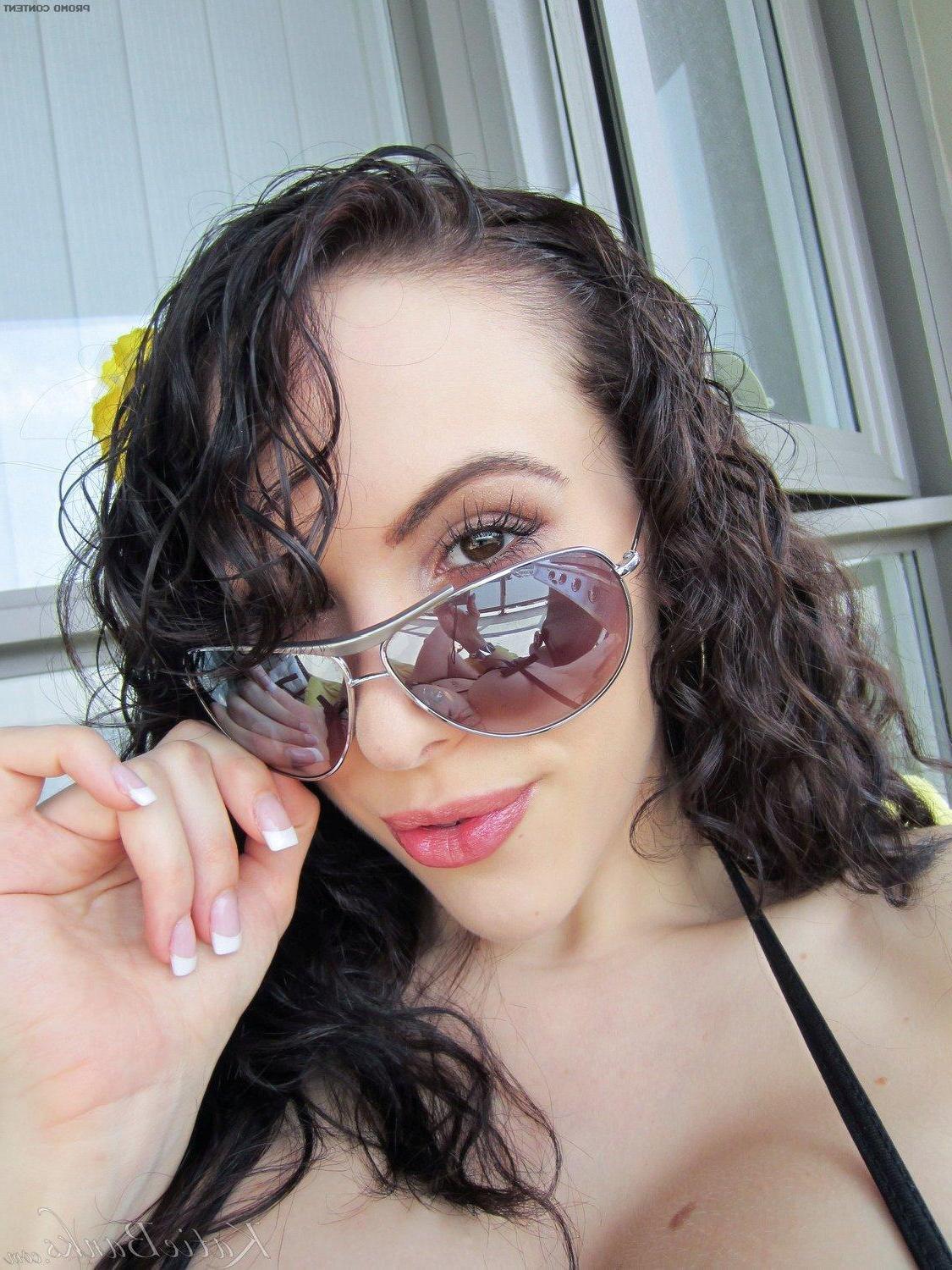 15P Pictures of Katie Banks slipping out of her bikini just for you