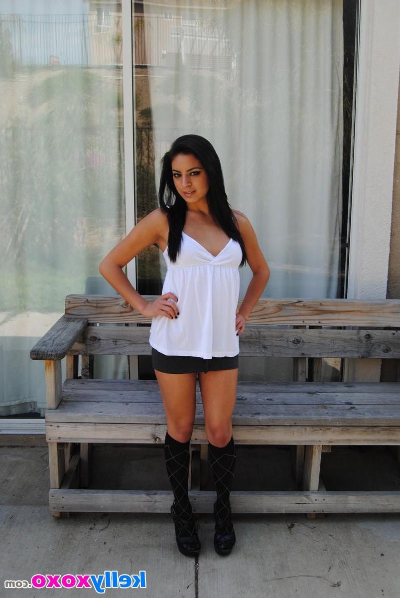 16P Kelly XoXo looks super exotic as she bends over for you