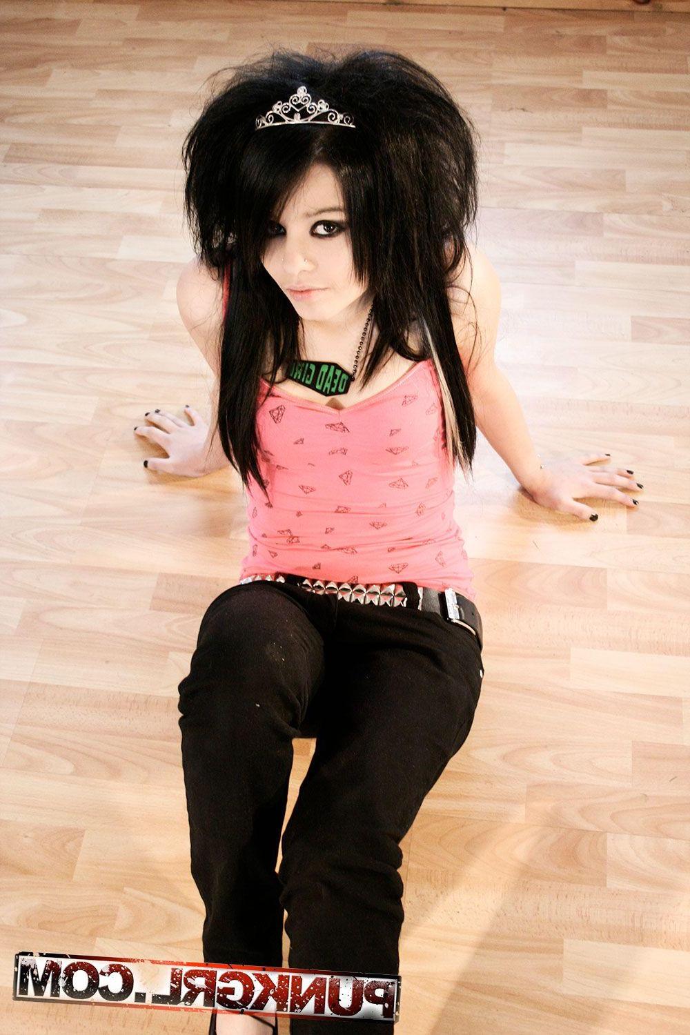 20P Pictures of teen amateur Kitten Corpse showing how hot she is