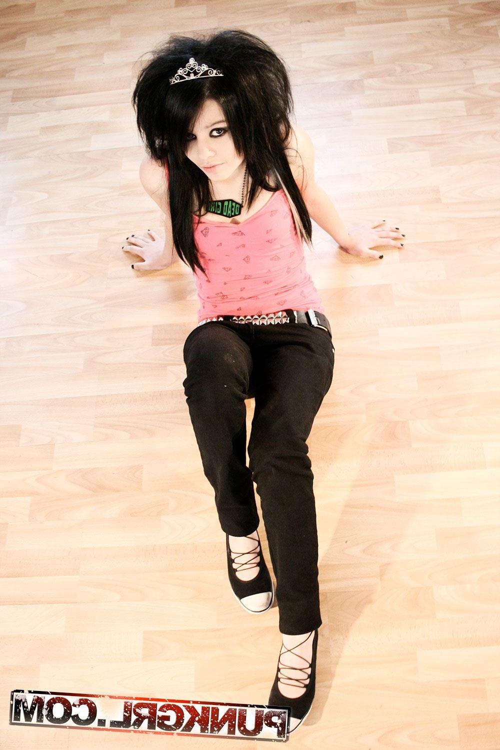 20P Pictures of teen amateur Kitten Corpse showing how hot she is