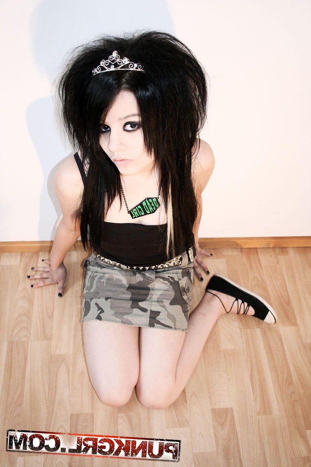 20P Pictures of teen amateur Kitten Corpse showing how hot she is