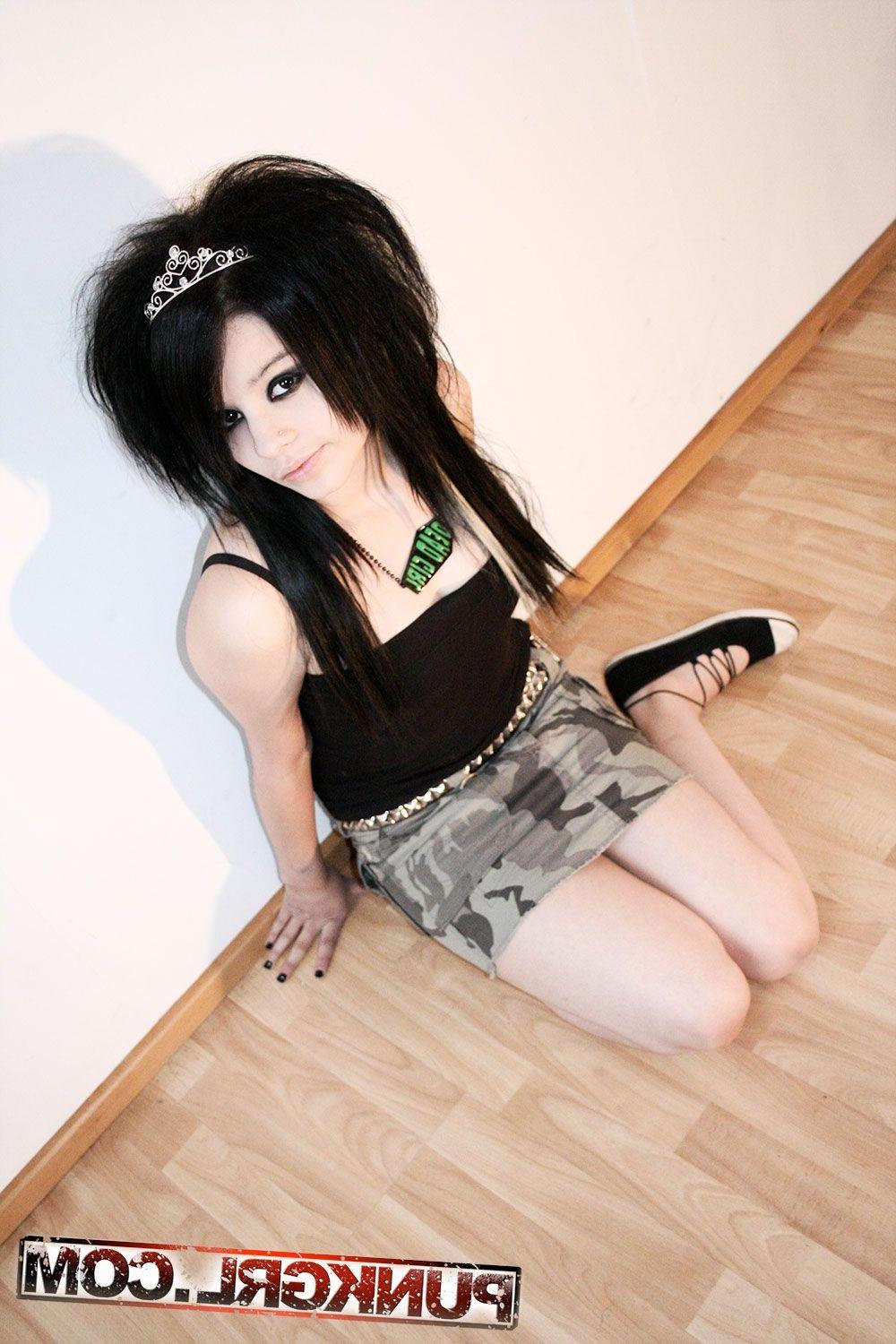 20P Pictures of teen amateur Kitten Corpse showing how hot she is