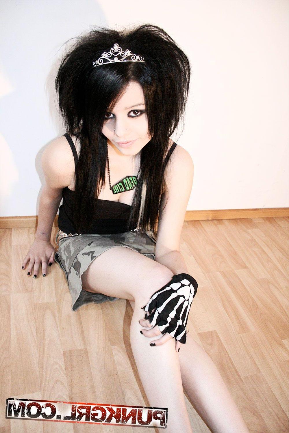 20P Pictures of teen amateur Kitten Corpse showing how hot she is