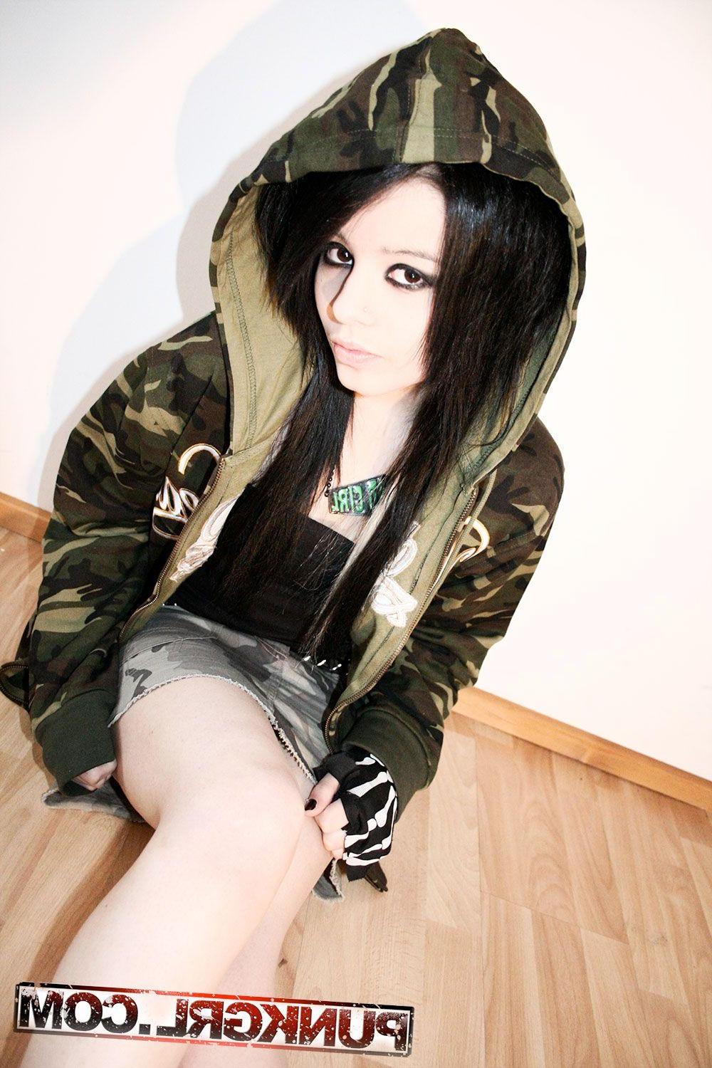 20P Pictures of teen amateur Kitten Corpse showing how hot she is