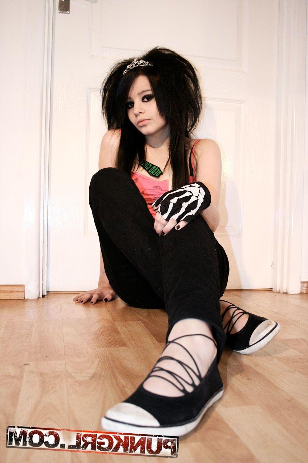 20P Pictures of teen amateur Kitten Corpse showing how hot she is