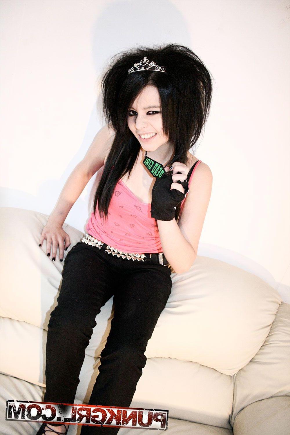 20P Pictures of teen amateur Kitten Corpse showing how hot she is