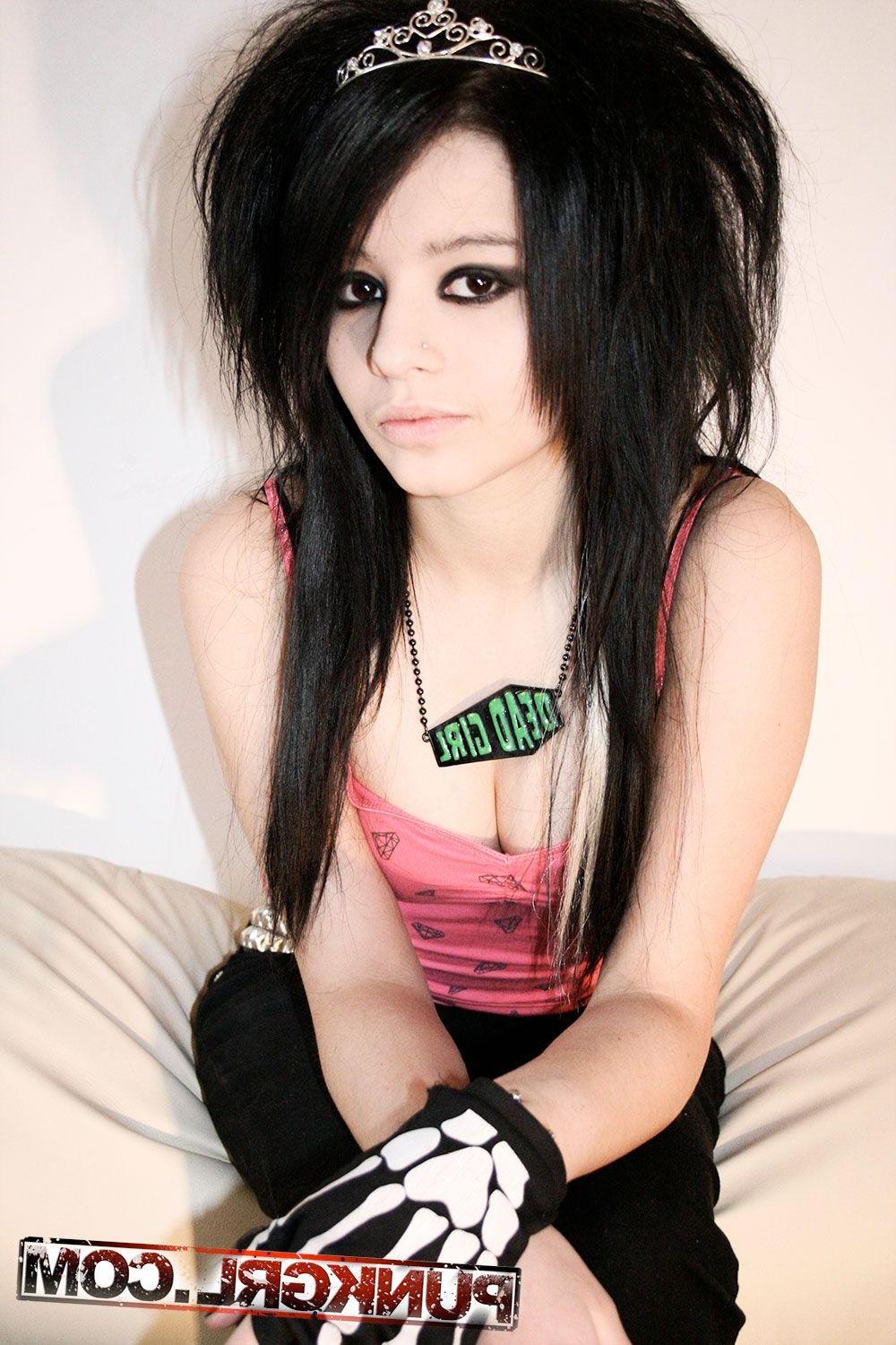 20P Pictures of teen amateur Kitten Corpse showing how hot she is