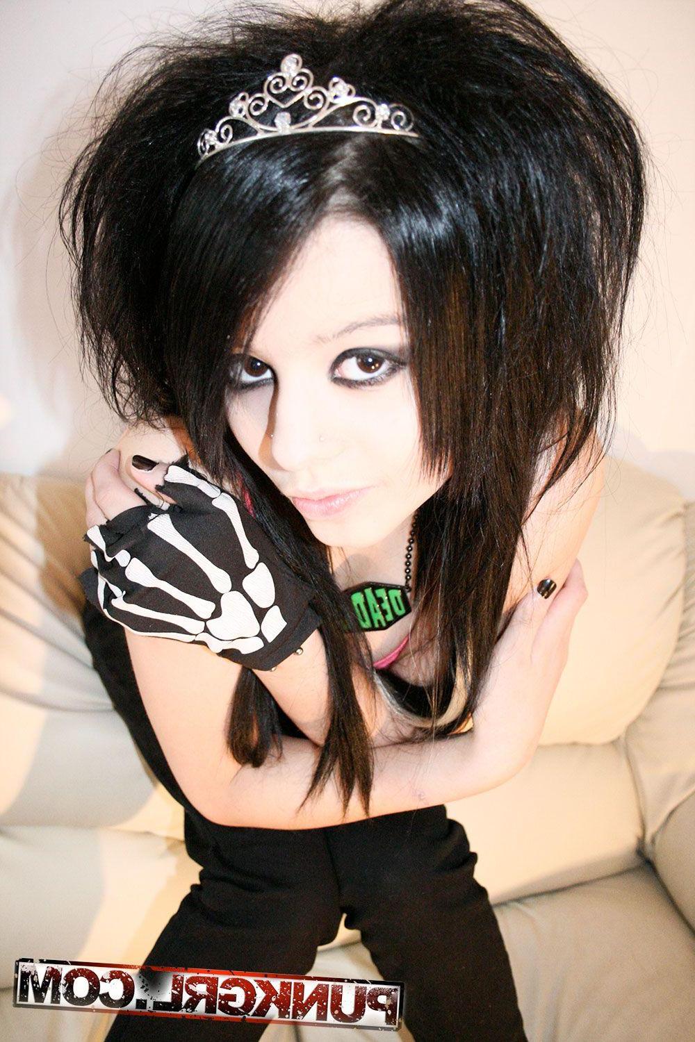 20P Pictures of teen amateur Kitten Corpse showing how hot she is
