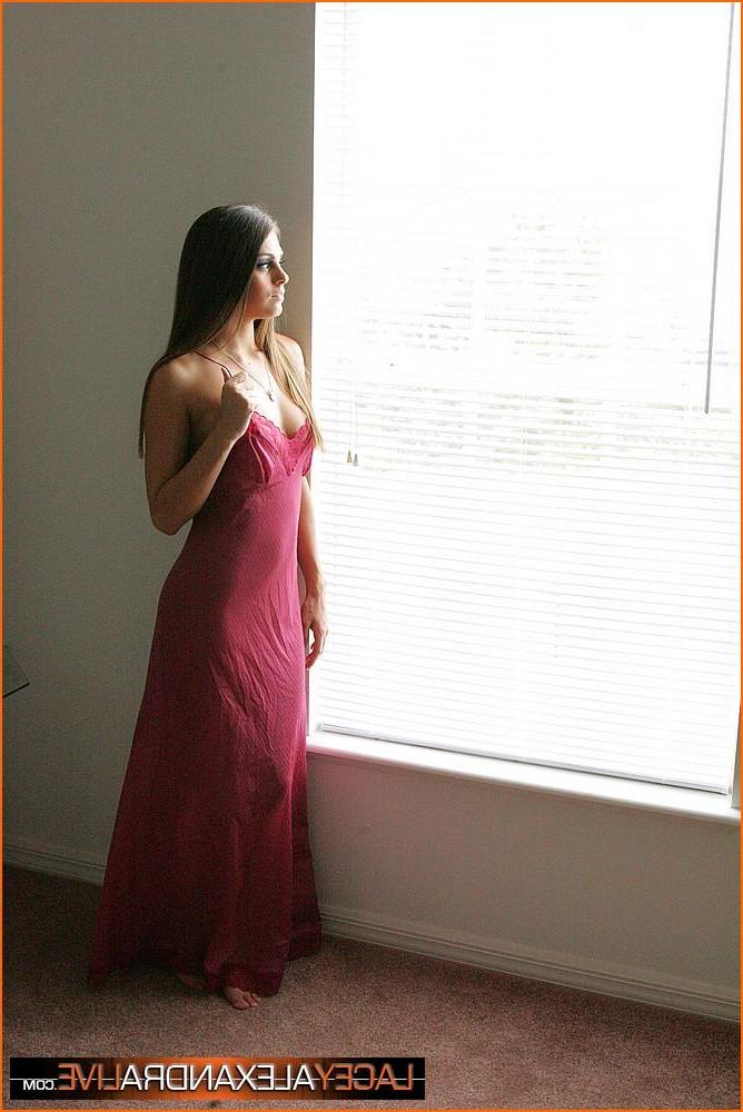 20P Pictures of Lacey Alexandra stripping nude for you