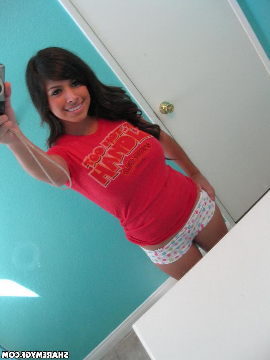 12P Perfect girlfriend takes selfshot pictures of her big juicy tits in the mirror