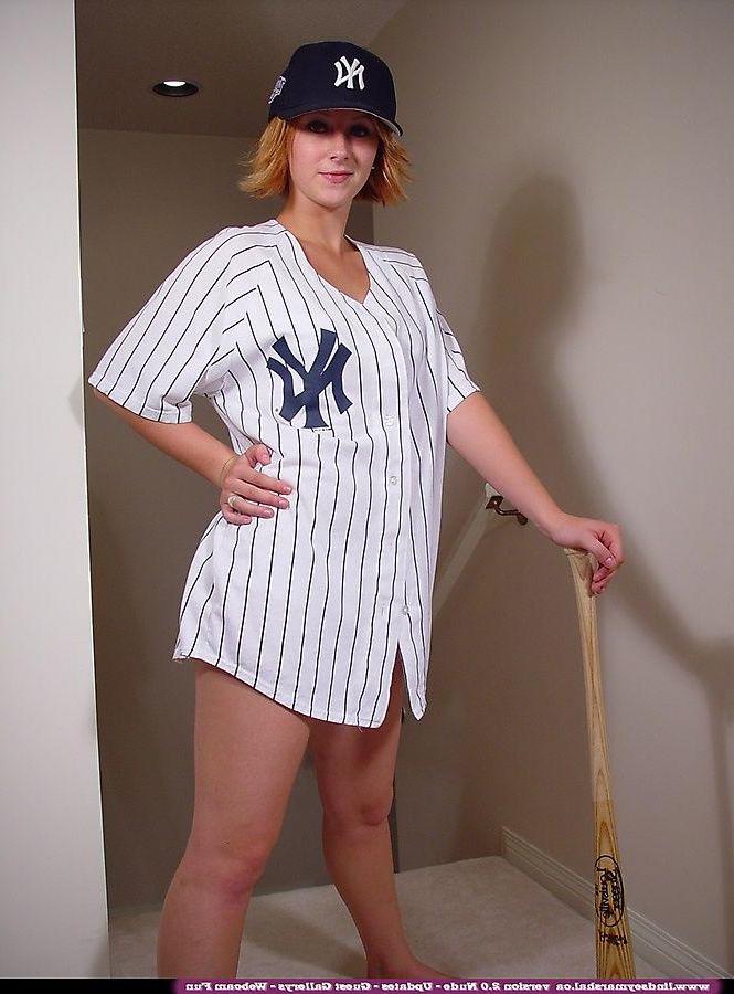 20P Pictures of teen Lindsey Marshal ready to play with your balls