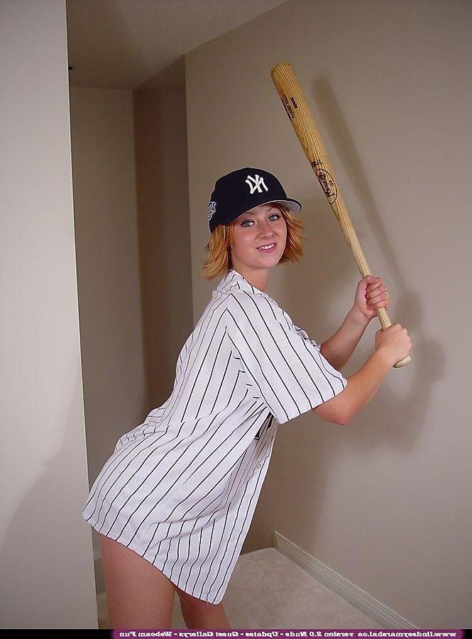 20P Pictures of teen Lindsey Marshal ready to play with your balls