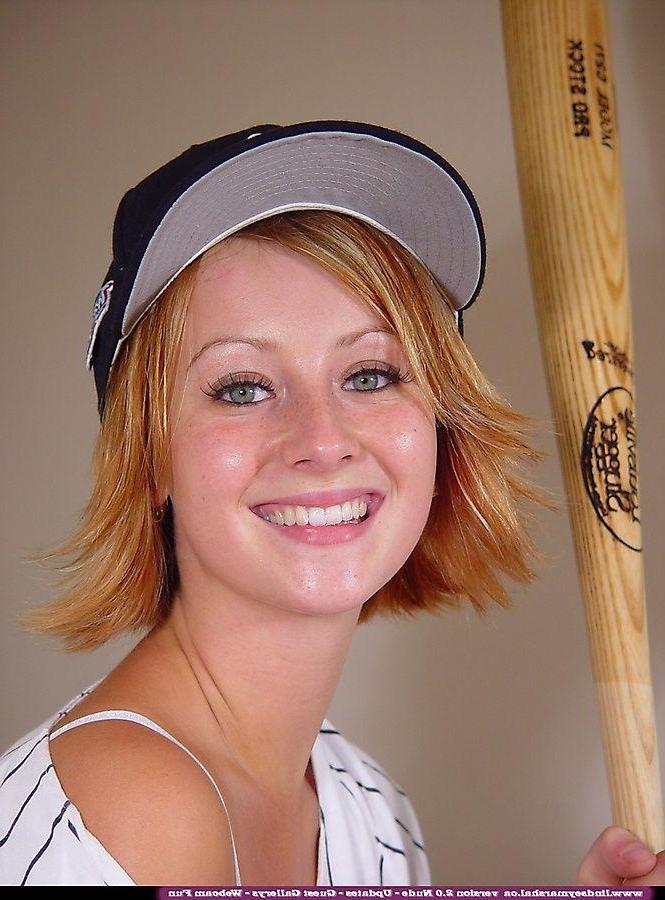 20P Pictures of teen Lindsey Marshal ready to play with your balls