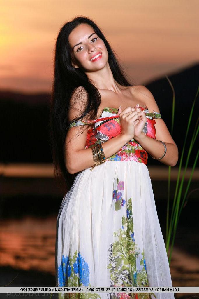 18P Pretty girl Lola Marron gets naked for you outside in "Niolta"