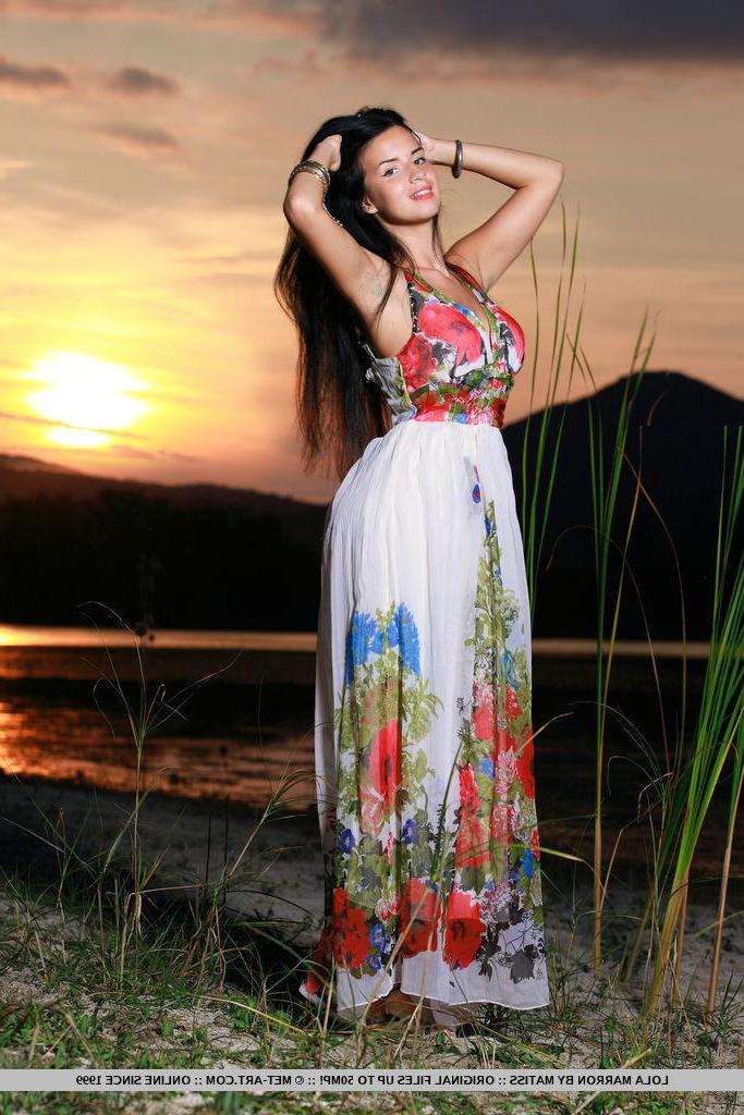 18P Pretty girl Lola Marron gets naked for you outside in "Niolta"