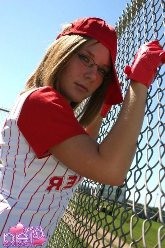 18P Baseball girl nipple slip!