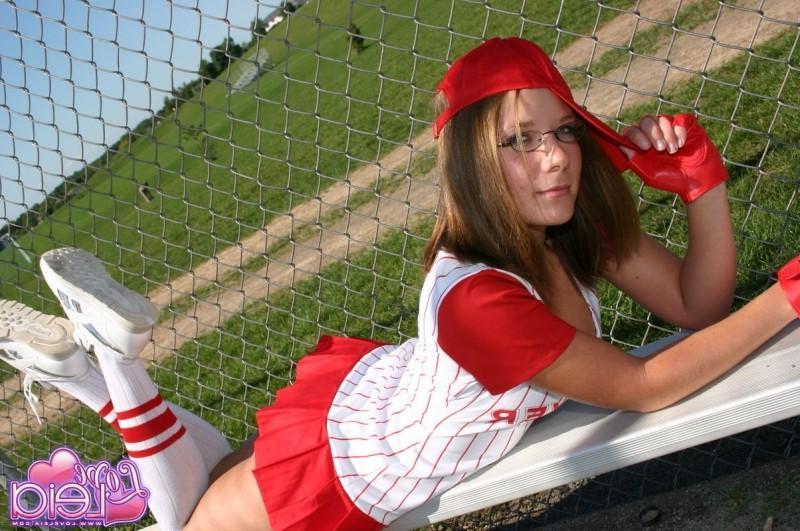 18P Baseball girl nipple slip!