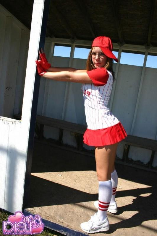 18P Baseball girl nipple slip!