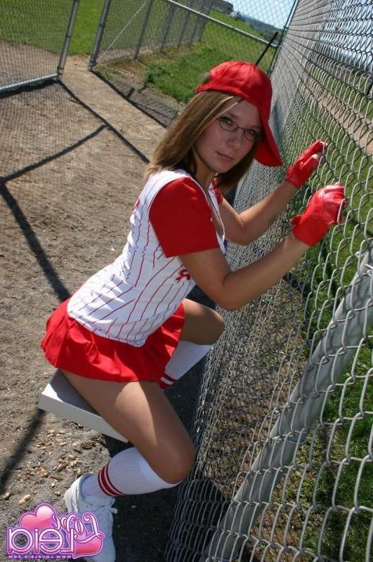 18P Baseball girl nipple slip!