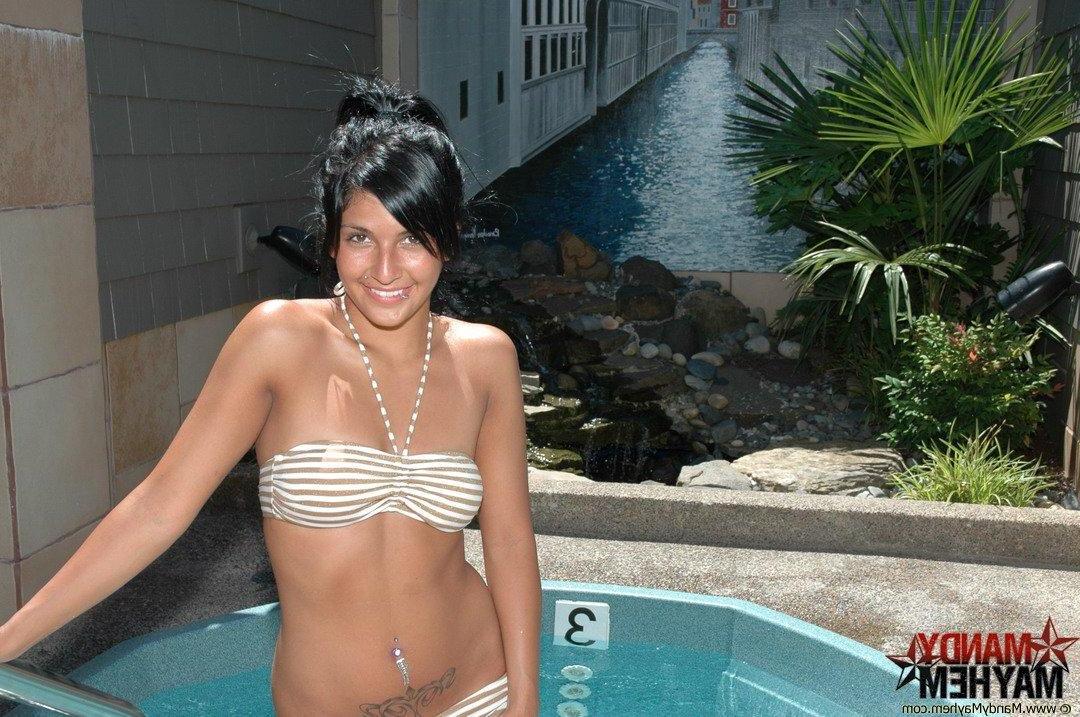 15P Pictures of teen girl Mandy Mayhem getting naked by the pool