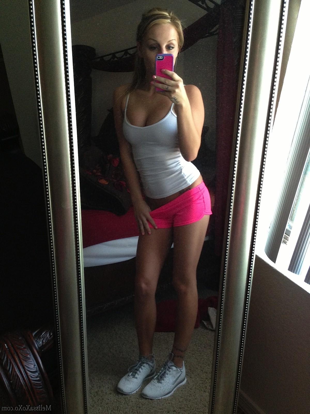 15P Pictures of Melissa Matters inviting you to tan with her