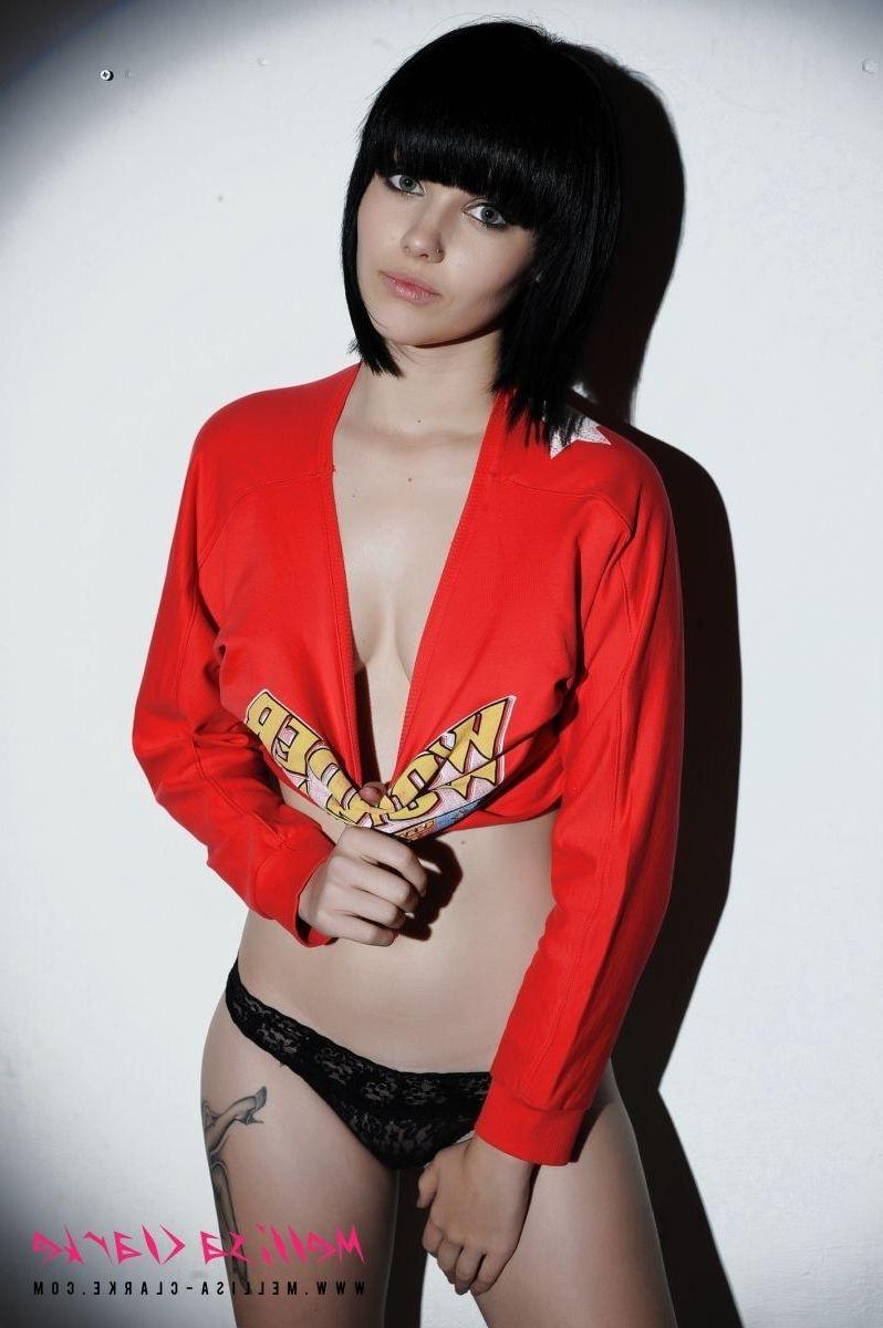 12P Pictures of teen model Melissa Clarke exposing her perky breasts