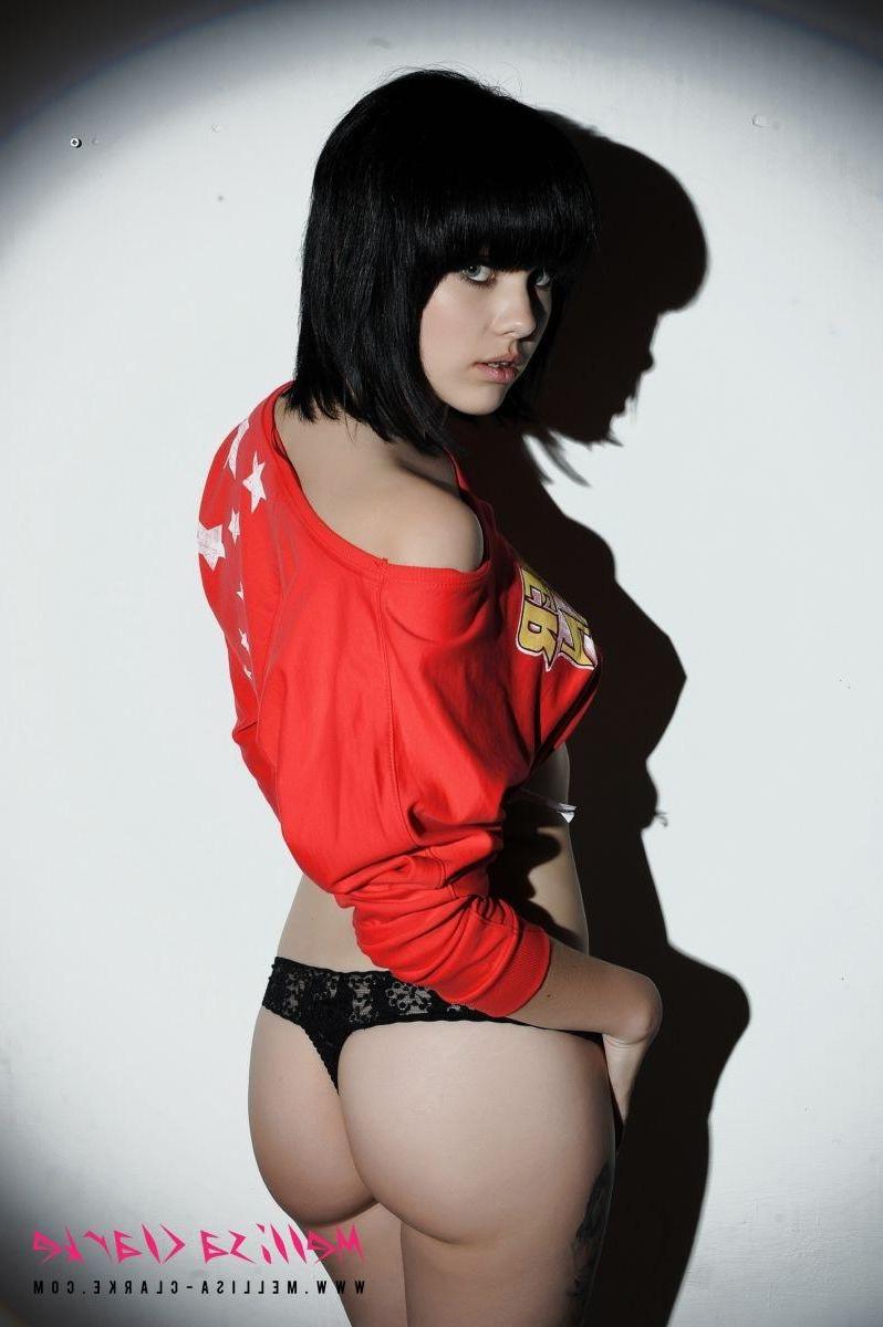12P Pictures of teen model Melissa Clarke exposing her perky breasts