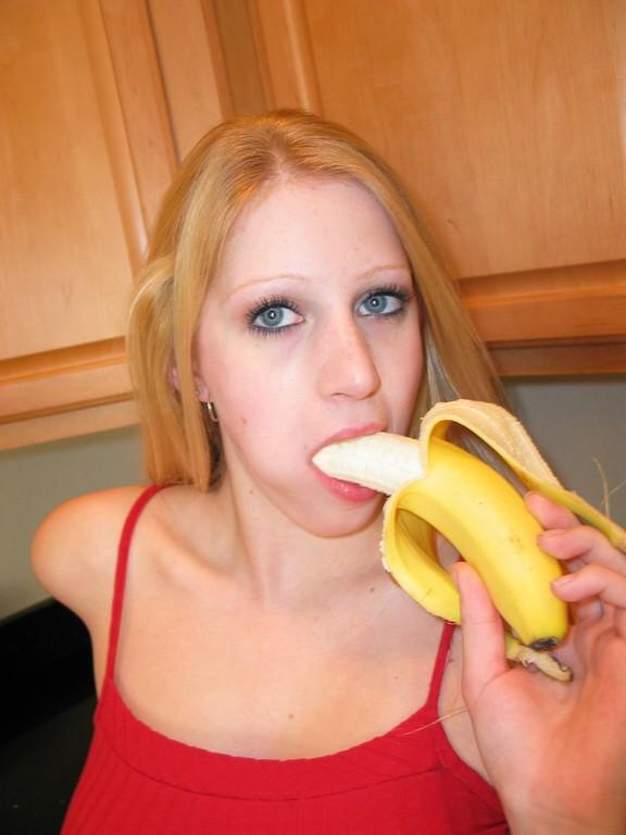 17P Pictures of teen amateur Melody Melons doing naughty things to a banana