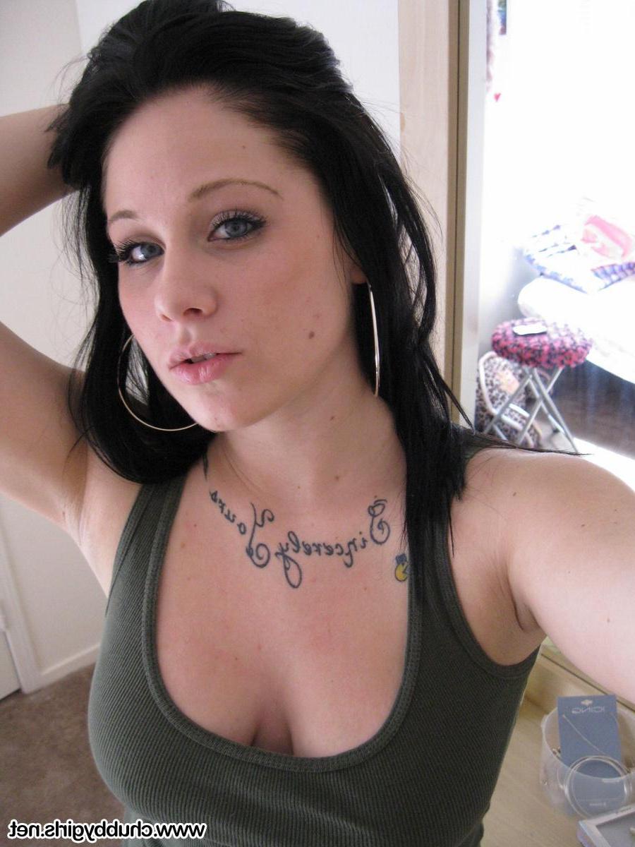 16P Busty amateur girl Mia takes pictures of her all natural boobs just for you