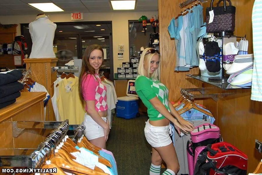 20P Pictures of Molly and Valencia enjoying the pussy