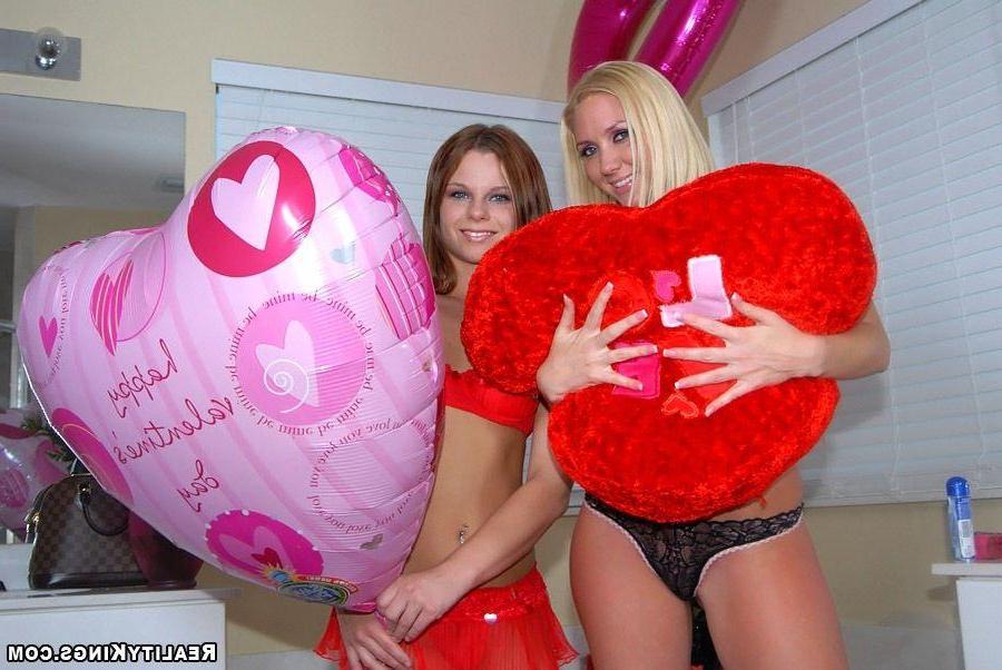20P Pictures of Molly Cavalli enjoying some pussy