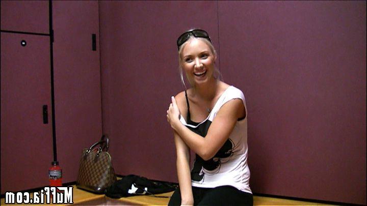 12P Pictures of teen hottie Molly's Life dining on some pussy