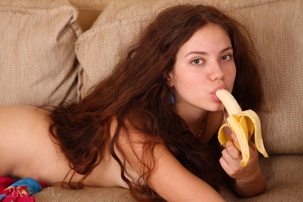 16P Brunette hottie Norma joel shows off her sexy nude body at home