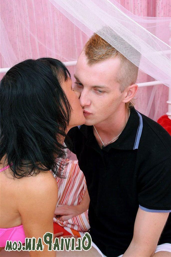 20P Bilder von Olivia Pain, die ihrem Freund einen Blowjob gibt