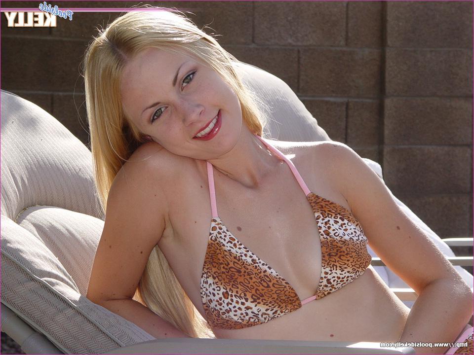 20P Pictures of Poolside Kelly exposing herself by the pool