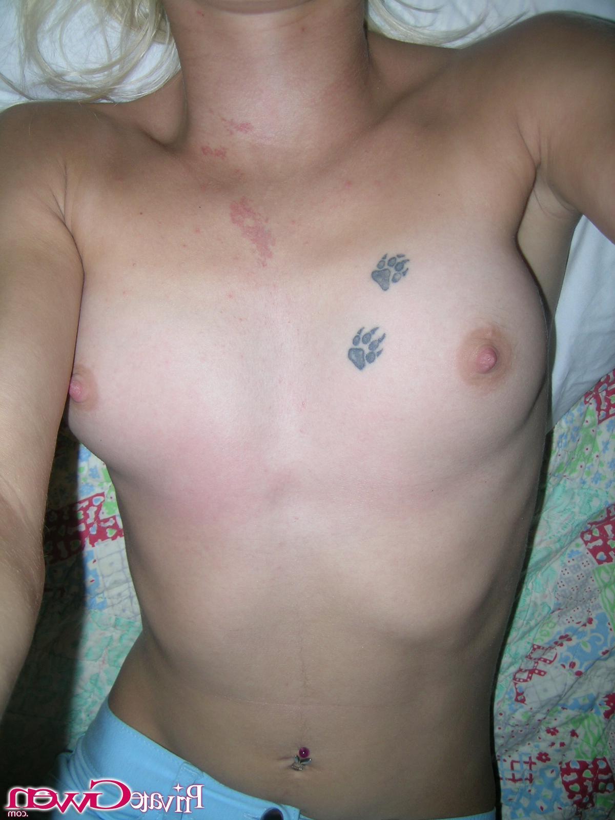 16P Pictures of Private Gwen having some fun with her boyfriend