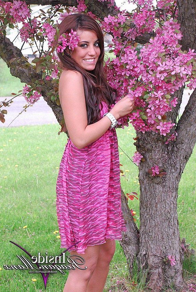 4P Pictures of teen babe Reagan Manx showing how hot she is outside