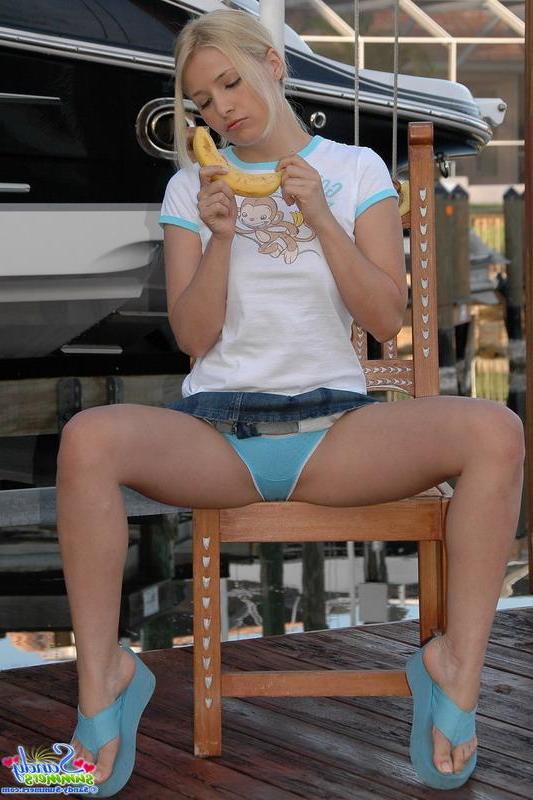17P Pictures of Sandy Summers eating a banana outside